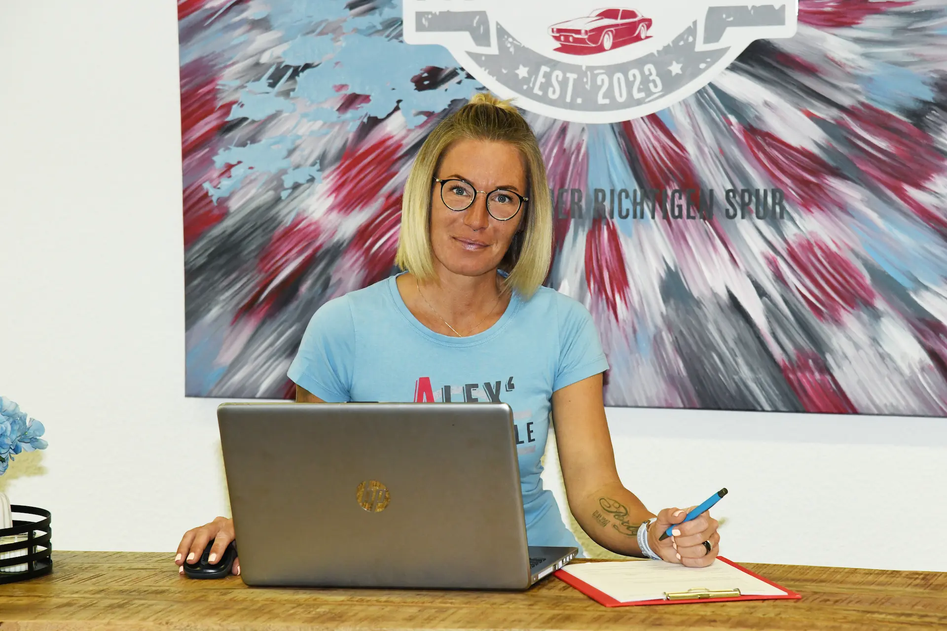 Caro, sitzend am Schreibtisch. Sie ist tätig in der Verwaltung der Fahrschule in Gadebusch & Wittenburg.